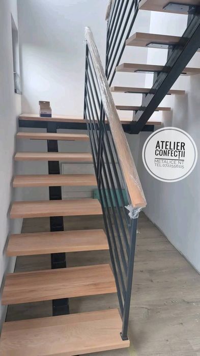 Scări interioare cu trepte din lemn