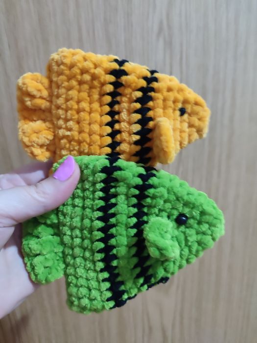 Плюшени играчки за малко дете.Плетени играчки