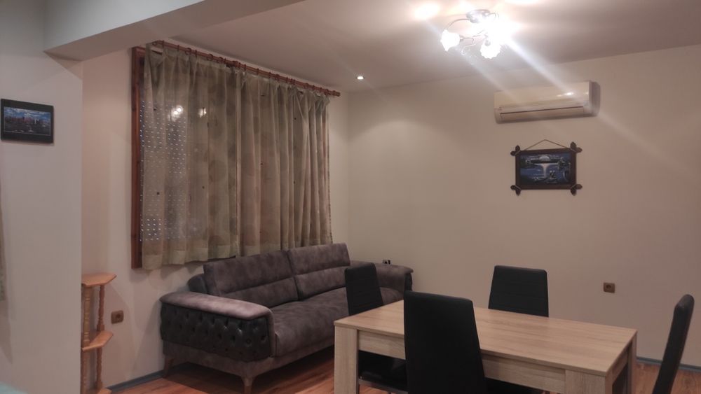 Двустаен апартамент с голяма дневна и отделна спалня на топ център