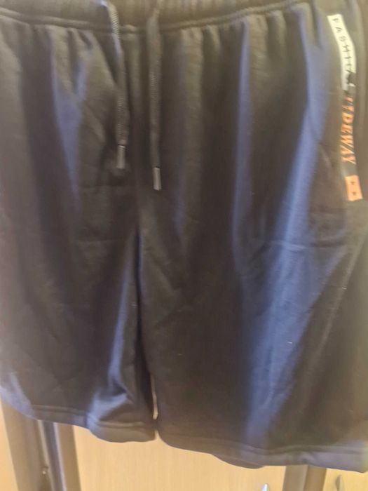 Продават се мъжки къси панталони