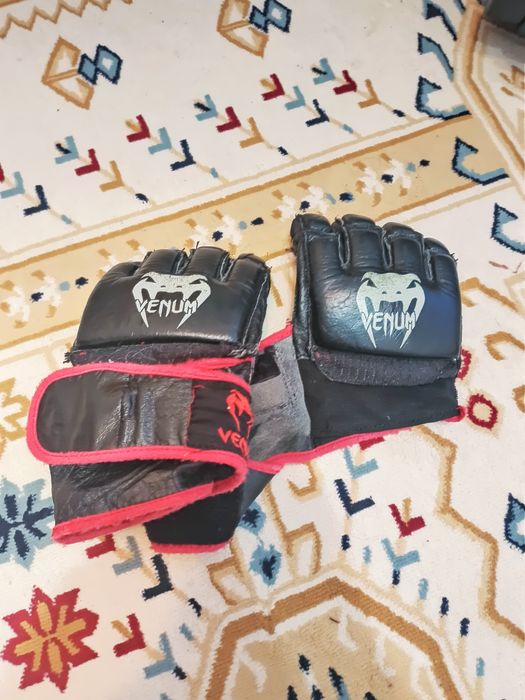 Гантель, боксқа арналған қолғап және лапы