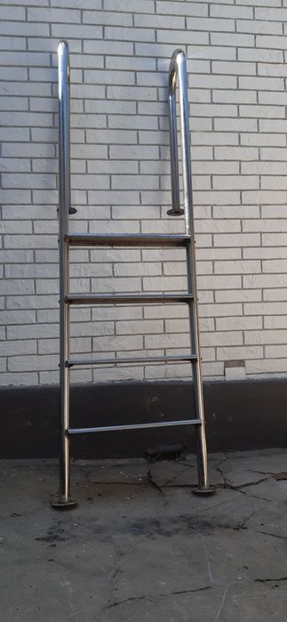 Прлдается лестница для бассейна