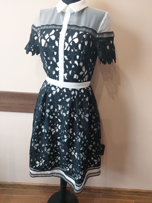 Елегантна,  дантелена рокля на Chi Chi London в бяло и черно.