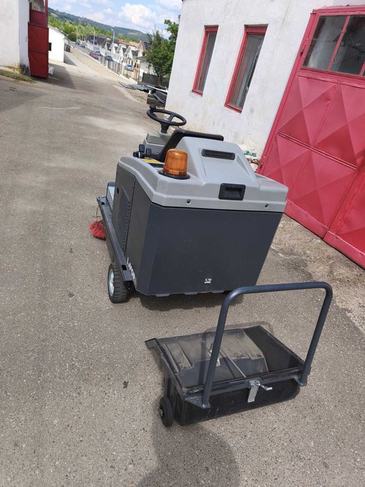 Închiriere măturătoare profesională Lavor SWL R1000 ST cu motor Honda!