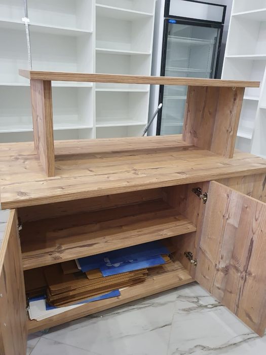 Продам шкаф на колесах.