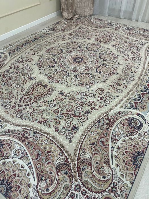 Диван, шкаф, кілем, унитаз, люстра сатылады