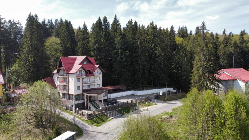 Predeal - Inchiriez PENSIUNE de 1000 MP pe Str. TREI BRAZI nr. 64