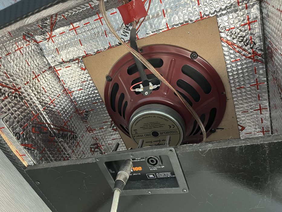 Срочно!  Продам усилитель и кабинет Торг