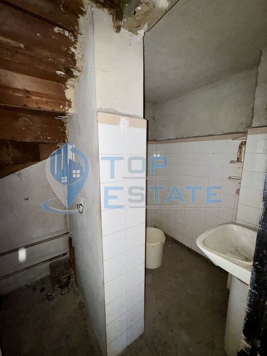 Масивна къща с кладенец и голям двор в село Иванча, област Велико Тър