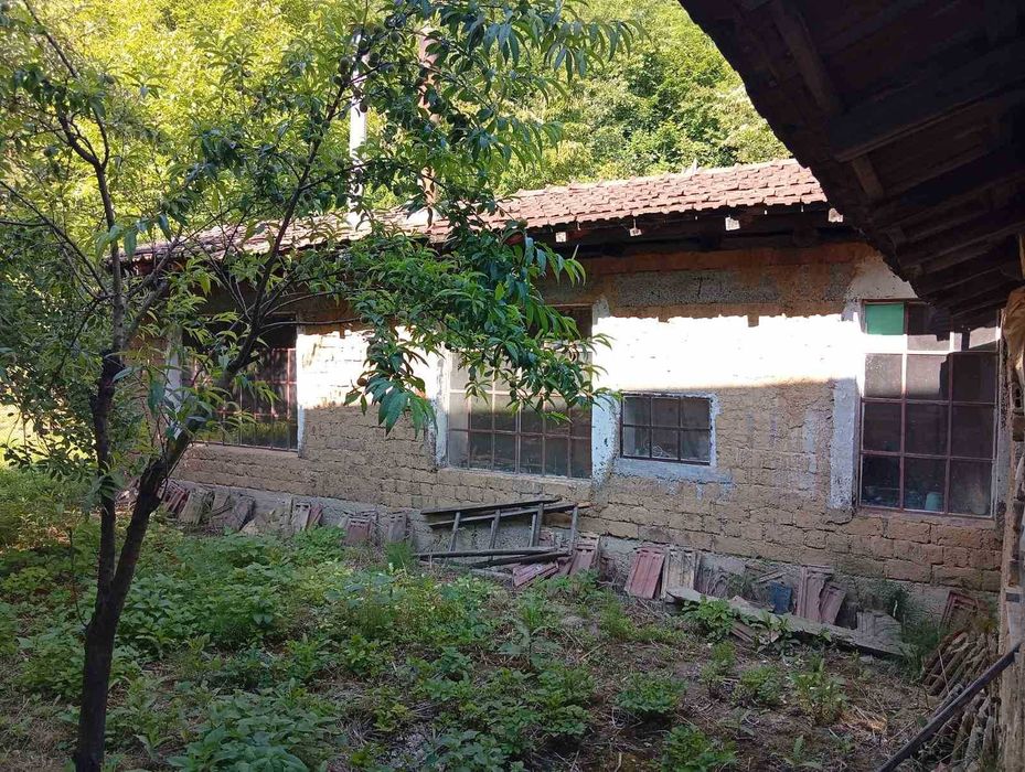 Продавам двуетажна къща с двор 752 кв.м. в гр. Плачковци