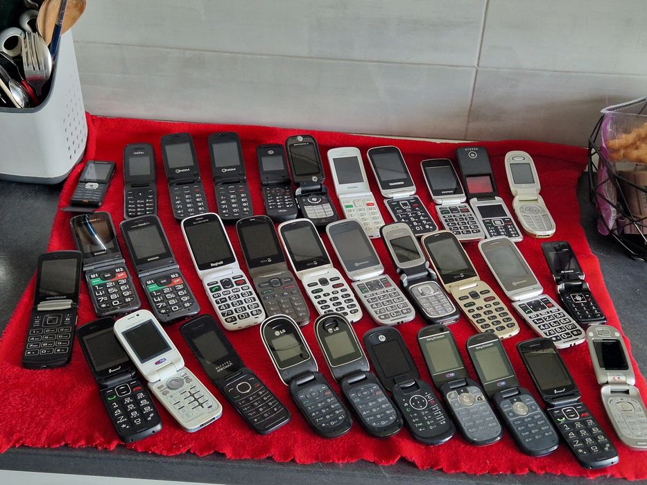 Telefon cu clapeta  perfect funcțional.  Pret/ bucata si in funcție de model