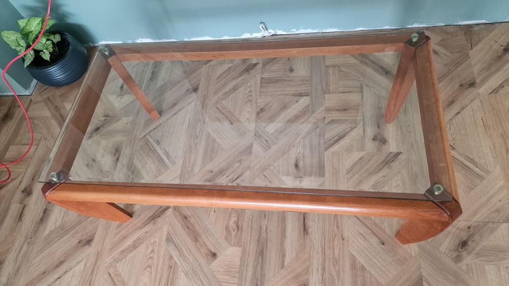 Холна маса от дърво със стъклен плот