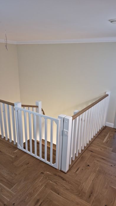 Scări interioare și balustrade din lemn masiv – Stejar, Frasin, Fag