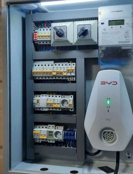 Электрик профыссанал 24/7 стаж работы 20 лет допуск 2000 волт.