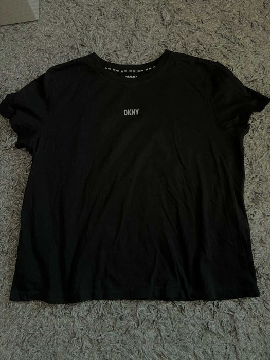 Черна тениска DKNY