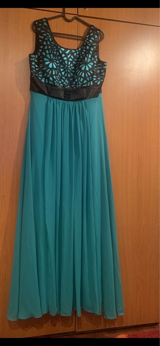 Vand haine fete : treninguri, salopete, rochii ocazie.