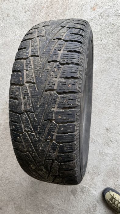 Продам зимнюю резину Roadstone Winguard WinSpike 265/65/R17