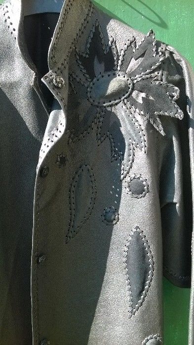 Продавам ръчно изработени дрехи от естествеа кожа