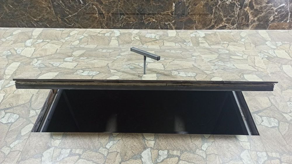 Напольные люк с газовыми амортизаторами. (Металические). Куринмас люк.