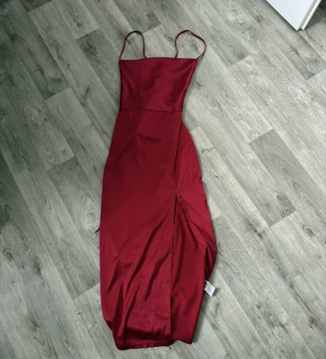 Rochie rosie satinata cu spatele gol snur ajustabil XS