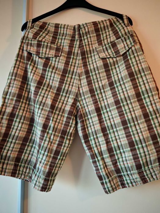 Vând pantaloni scurți Calvin klein