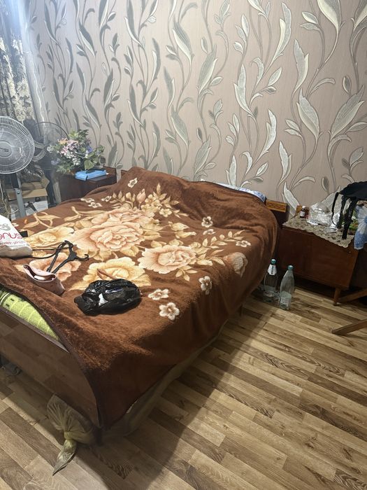 Отдам кровать и 2 тумбочки