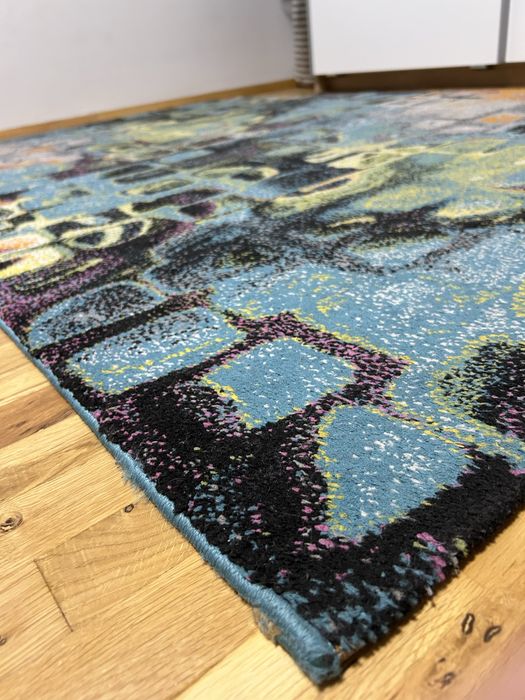 Модерен килим – многоцветен, отлично състояние