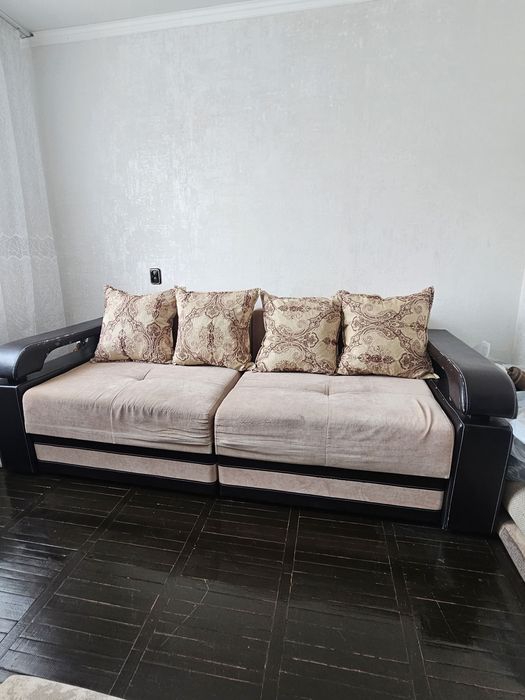 Продам диван. Состояние среднее.