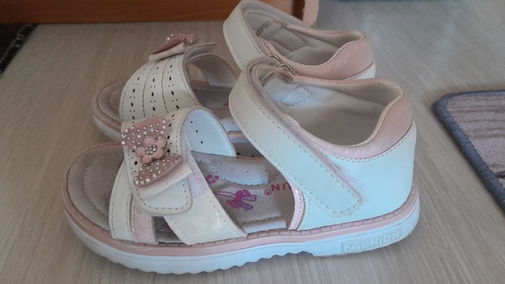 Продам сандалии 28 размер