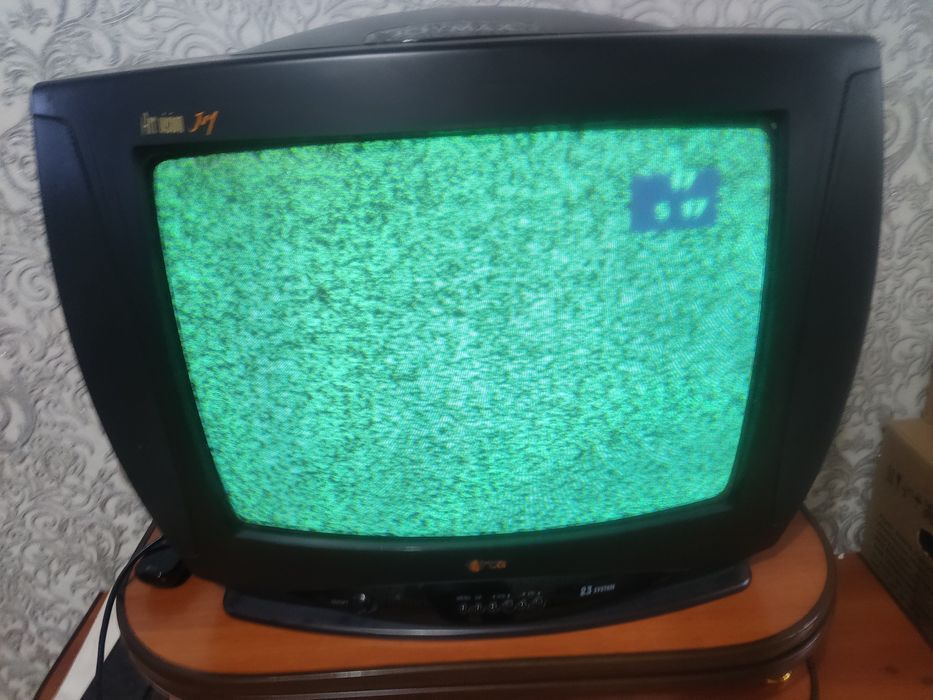 продам телевизор с подставкой