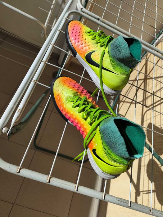 Продавам футболни обувки/стоножки/ 37,5