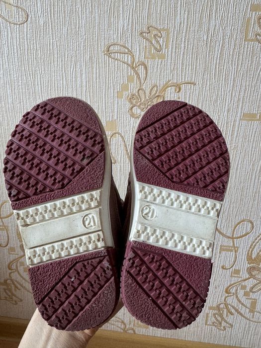 Продаю детские ботинки