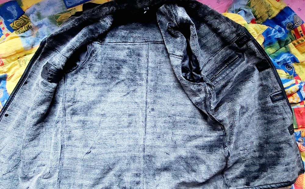 Haină piele blanită.