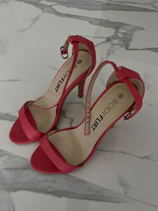 Pantofi rosii Bershka, mărimea 37