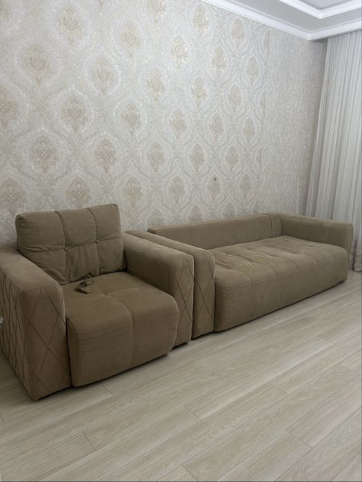 Диван с прдушками и кресло