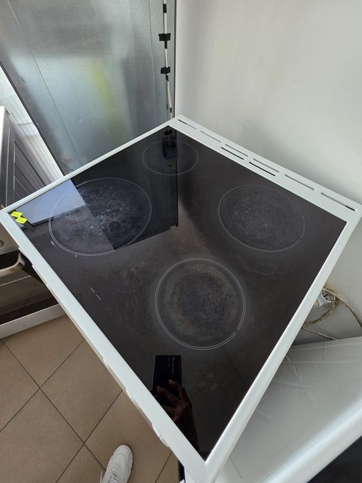 Свободностояща печка с керамични котлони Gorenje