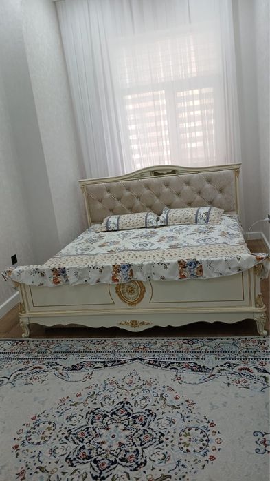 Продается кровать двухспальная с комодом