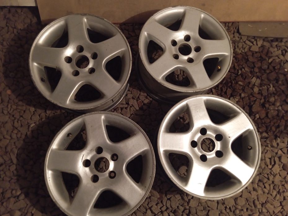 Продам комплект литых дисков