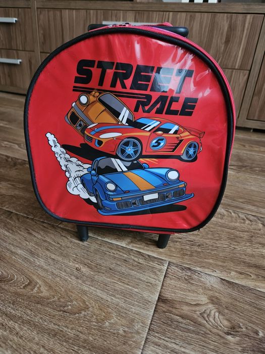 Продаю детский чемодан