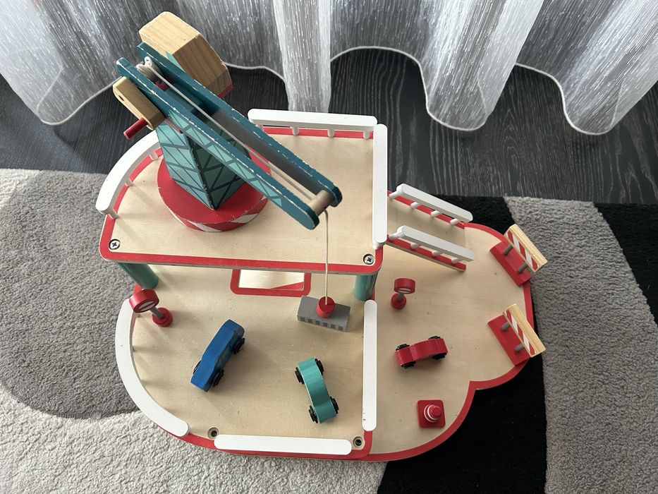 Garaj din lemn cu macara si vehicule, Egmont toys, 2-3 ani