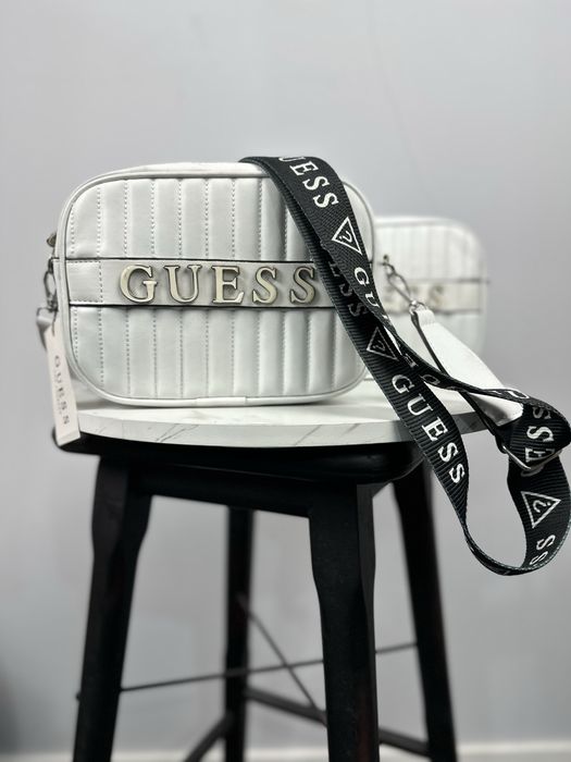 Guess дамска чанта през рамо / crossbody – бяла и бежова, нов модел