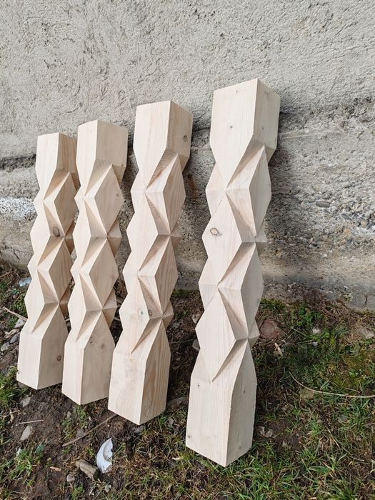 Vând stâlpi sculptat