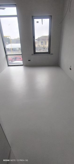 Микроцемент на пол и на стену.