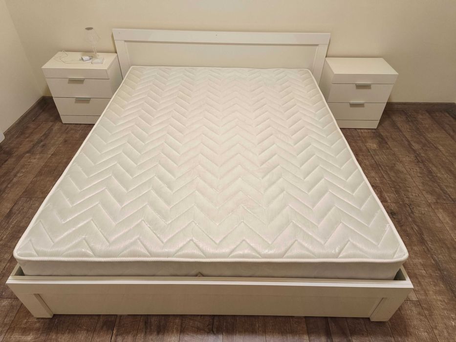 Спалня с матрак и две нощни шкафчета