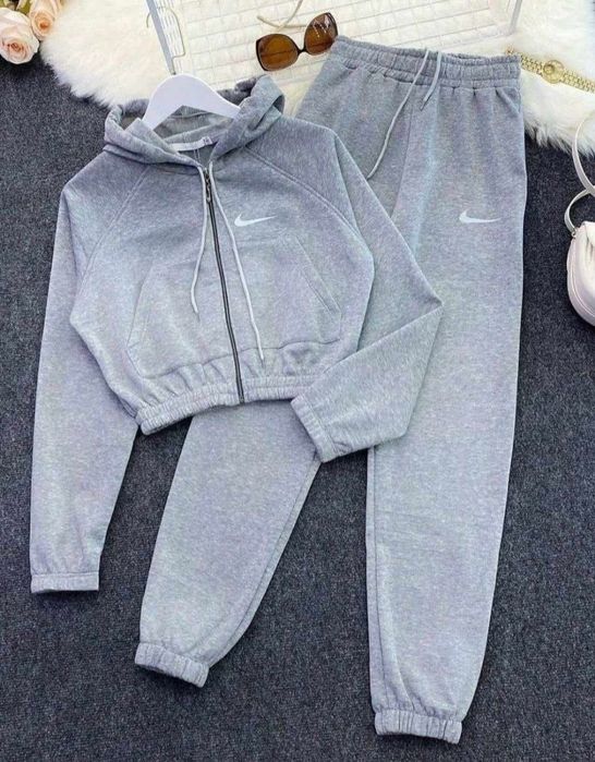 Дамски спортен екип