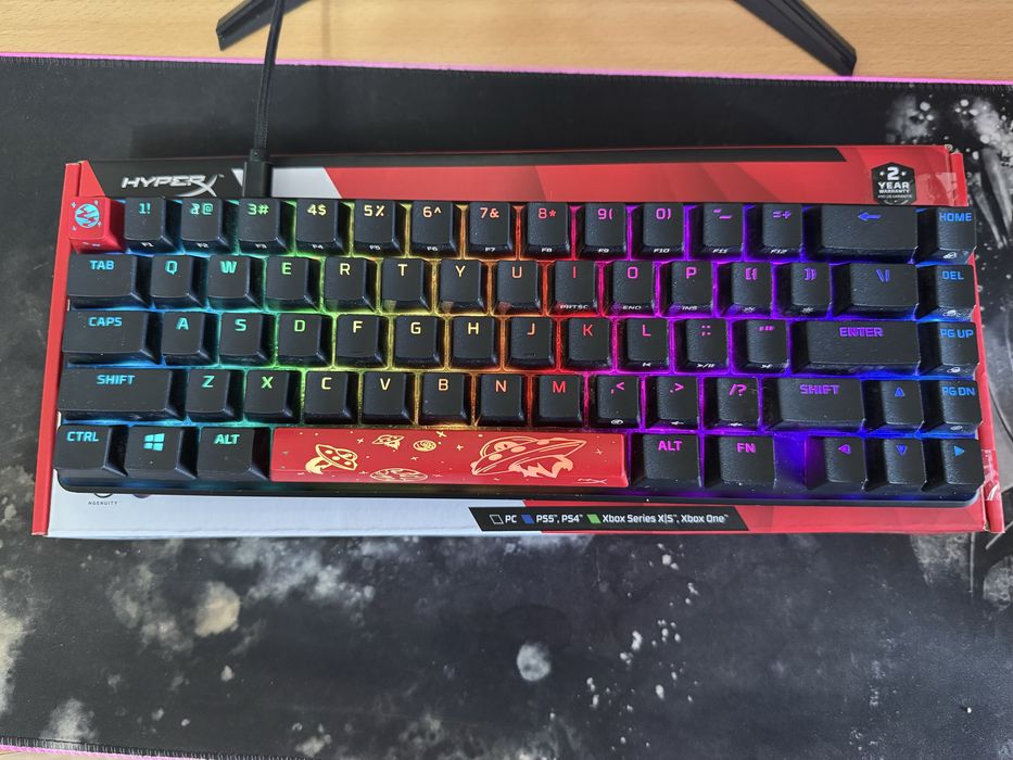 HyperX Alloy Origins 65 със червени суичове