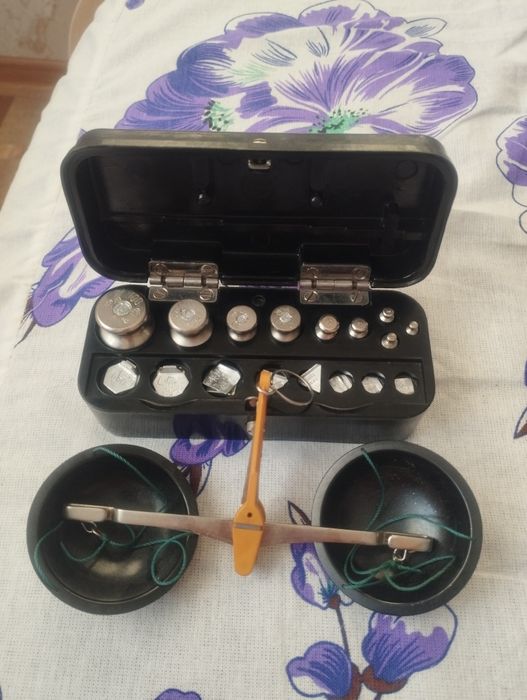 Продам весы с гирьками.