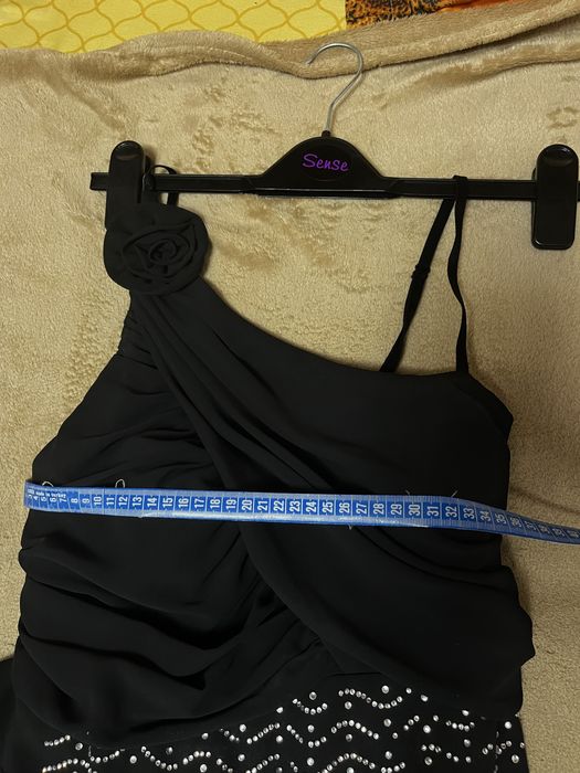 Rochie elegantă de seară, neagră, asimetrică, cu detalii strălucitoare