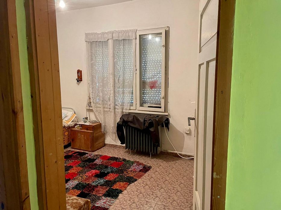 Двуетажна къща с таван и гараж в гр.Меричлери