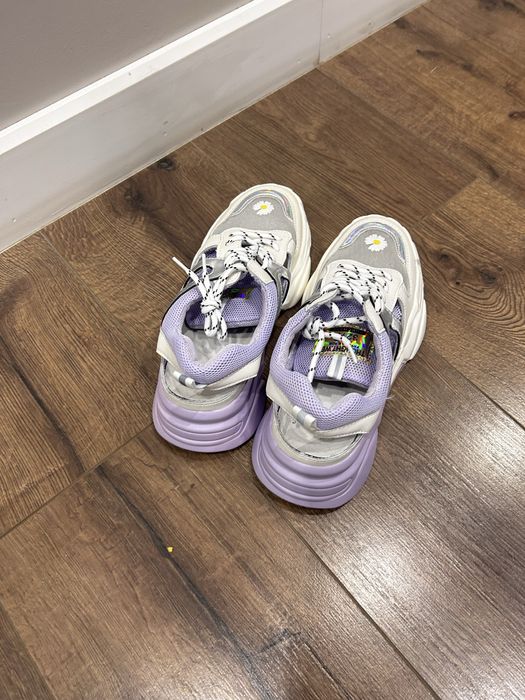 Кроссовки для девочек сезон весна , новые.